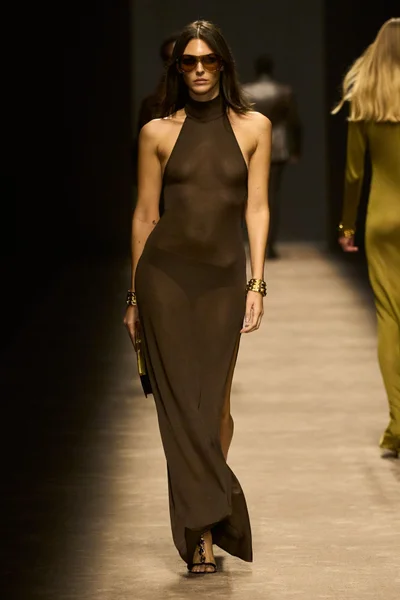Look 16